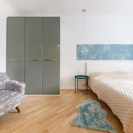 Apartment Feels Like Home, Center, Free Parking