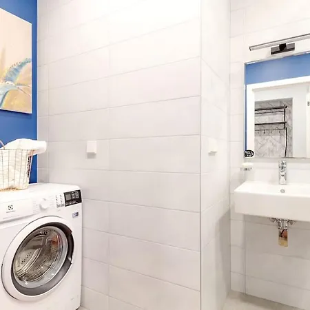 Feels Like Home, Center, Free Parking Apartment